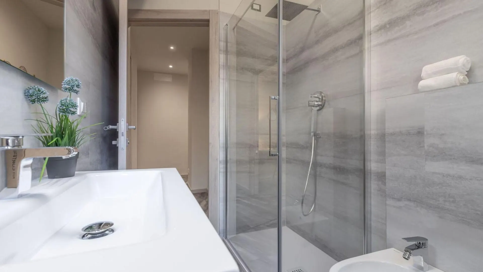 Italian Experience-Suite Leonardo Da Vinci Pavia 0*,  Italy